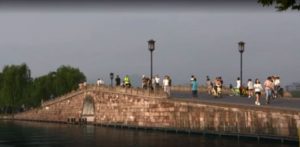 Temui aku di jembatan: Kisah haru pertemuan ibu dan anak yang terpisah 20 tahun.