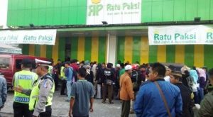 Akibat Menelanjangi Santri, Toko Ratu Paksi Disegel Aparat