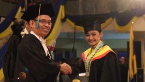 Kini Noviana Jadi Wisudawan Terbaik Universitas Airlangga: Dulu Terjaring Satpol PP Saat Jadi Pengamen