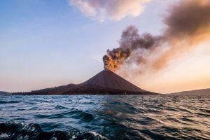 Gunung Anak Krakatau Erupsi Tengah Malam, Tinggi Kolom Abu Capai 1,5 Km