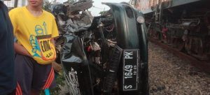 Tragedi di Lamongan: Mobil Tertabrak Kereta Api, Nyawa Ayah dan Anak Melayang