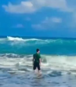 Buktikan Larangan Pakai Baju Hijau di Pantai Selatan Cuma Mitos, Pemuda Nekat Ini Malah Tuai Kecaman