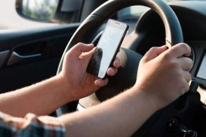 Main Ponsel Saat Berkendara Bisa Kena Tilang Manual
