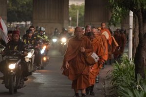 Puluhan Biksu Berjalan Kaki dari Thailand, Tiba di Kota Bekasi untuk Merayakan Waisak di Candi Borobudur