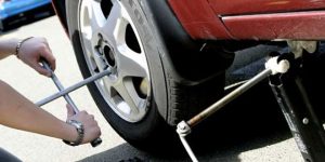 Cara Bongkar Pasang Ban Mobil dengan Benar dan Aman