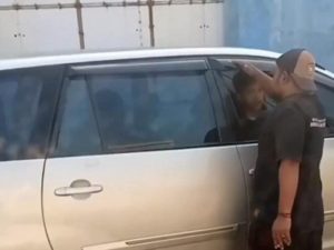Heboh Pasangan Remaja Tertangkap Mesum di Mobil, Kabur Tanpa Jejak saat Digerebek Warga