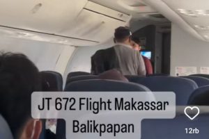 Viral Video Penumpang Lion Air di Minta Turun Karena Kepanasan disuruh menunggu berjam-jam di dalam Pesawat