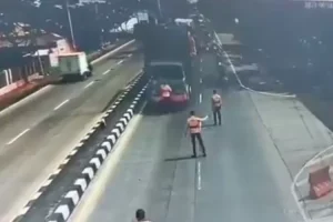 Viral Petugas Dishub Indramayu Ditabrak hingga Masuk Kolong Truk