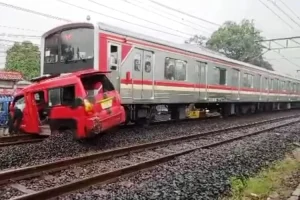 Angkot Merah Tertabrak KRL di Rute Stasiun Citayam – Depok