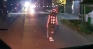 Heboh Segerombolan Pemuda di Bandung Mengacungkan Senjata Tajam