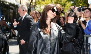 Emily Ratajkowski Tampil ‘Naked’ Menarik Perhatian di Paris Fashion Week