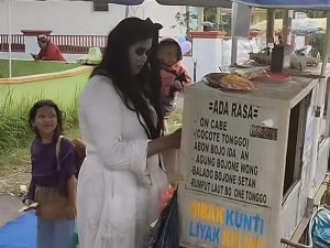 Viral Wanita di Pekalongan Ini Jual Papeda Pakai Kostum Kuntilanak