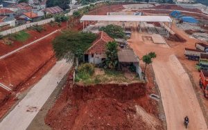Viral Rumah Yang Berdiri Kokoh di Tengah Proyek Tol Cijago