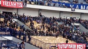 Aksi Walkout Suporter Mewarnai Laga Perdana Persib