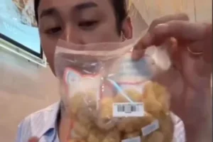 Viral Influencer Jovi Adhiguna Dihujat karena Konsumsi Kerupuk Babi dan Bakso di Restoran Halal