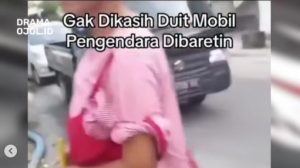 Video Viral Gegara Tak Diberi Uang Emak-emak Baret Mobil, Netizen Geram