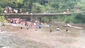 Tragedi Jembatan Gantung Saat Lomba 17-an Berubah Menjadi Malapetaka, Puluhan Warga Jatuh ke  Sungai