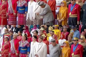 Viral Pak Bas ‘Iseng’ Cek Baju Erick Thohir Saat Upacara HUT ke-78 RI