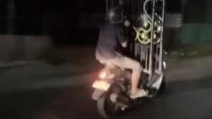 Viral 2 Pria Curi Pagar Rumah di Medan Pakai Motor Matic