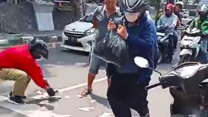 Viral Uang Pecahan Rp 100.000 Berhamburan di Tengah Jalan Medan