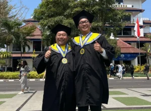 Bapak dan Anak Kompak Lulus Bareng dari Unair