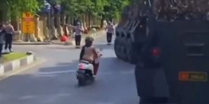 Video Viral Emak-emak Terobos Pawai Perpisahan Kapolda Aceh