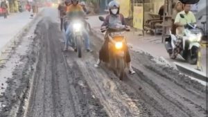 Jalan Raya di Jombang Baru Dicor Rusak Parah gegara Diterobos Sejumlah Pengendara