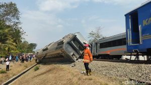 Kereta Argo Semeru Anjlok dan Diserempet KA Argo Wilis