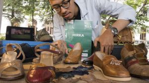 Keren Pria Ini Buat Sepatu Dari Kulit Ceker Ayam