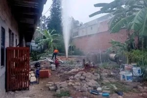 Semburan Air dan Gas Saat Pengeboran Sumur 100 Meter di Desa Pasirlaya Bogor