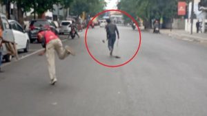 Viral Seorang Jambret HP di Bandung Bawa Golok Dilempari Batu, Berakhir Ditangkap Warga