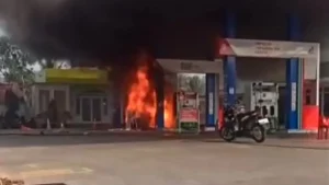 Video Viral Angkot Terbakar di SPBU Sukabumi