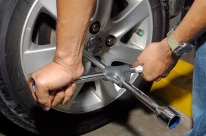 Cara Mudah Buka Mur Roda Mobil