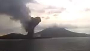 Gunung Anak Krakatau Erupsi Lagi Pagi Ini, Menyemburkan Abu Vulkanik Sekitar 200 Meter