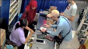 Viral 2 Bule Tipu Kasir Minimarket dengan Aksi Sulap, Berhasil Gasak Uang Rp4 juta