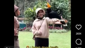 VIRAL Cewek Pegang Burung di Taman Safari, Pawang: Jangan Dielus Nanti Tegang