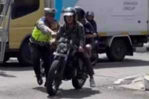 VIRAL Pengendara Motor Kabur saat Razia Knalpot Brong, Polisi sampai Terseret