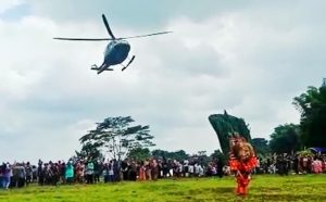 VIRAL Reog Terpental Gegara Terkena Angin Helikopter TNI AL