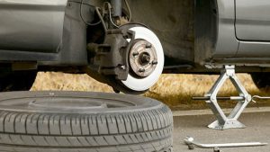 Cara Bongkar Pasang Ban Mobil dengan Tepat