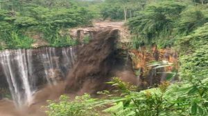 VIRAL Air Terjun Tupak Sewu Diterjang Banjir Secara Tiba-tiba