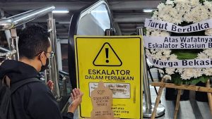 Pengguna KRL Gelar Aksi Duka Cita Atas 100 Hari Matinya Eskalator Stasiun Bekasi