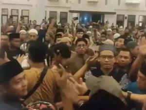 Pengajian Ustaz Riza Basalamah di Surabaya Ditolak GP Ansor Berakhir Ricuh