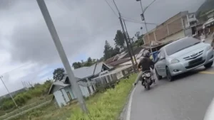 VIRAL Pengendara Motor Hantam Spion Toyota Vios Pas Jalan Tikungan