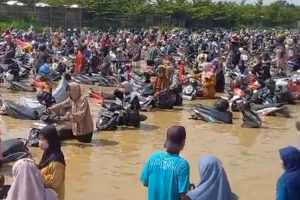 Banjir Rendam Ratusan Motor Karyawan Pabrik di Cirebon