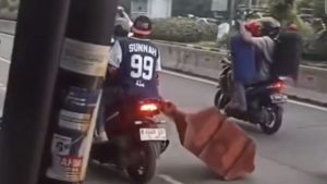 Video VIRAL Dua Pria Curi Water Barrier di Jalan Jaksel