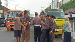 VIRAL Pelajar SMA di Brebes Kendarai Motor Baru Terlindas Truk
