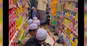 Viral Jamaah Sholat Tarawih di Dalam Alfamart Bogor