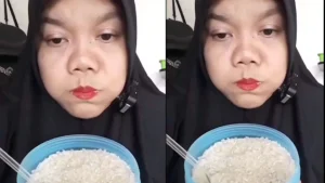 Aksi Emak-emak Makan Beras Mentah Layaknya Makan Nasi VIRAL