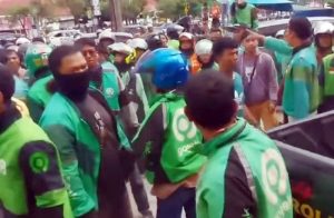 Juru Parkir di Pekanbaru Dikeroyok Driver Ojol, Sampai Polisi Lepaskan Tembakan Peringatan