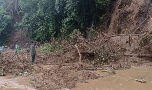 Longsor Landa Sitinjau Lauik Padang, 1 Orang Kritis 2 Mobil Terseret Longsor